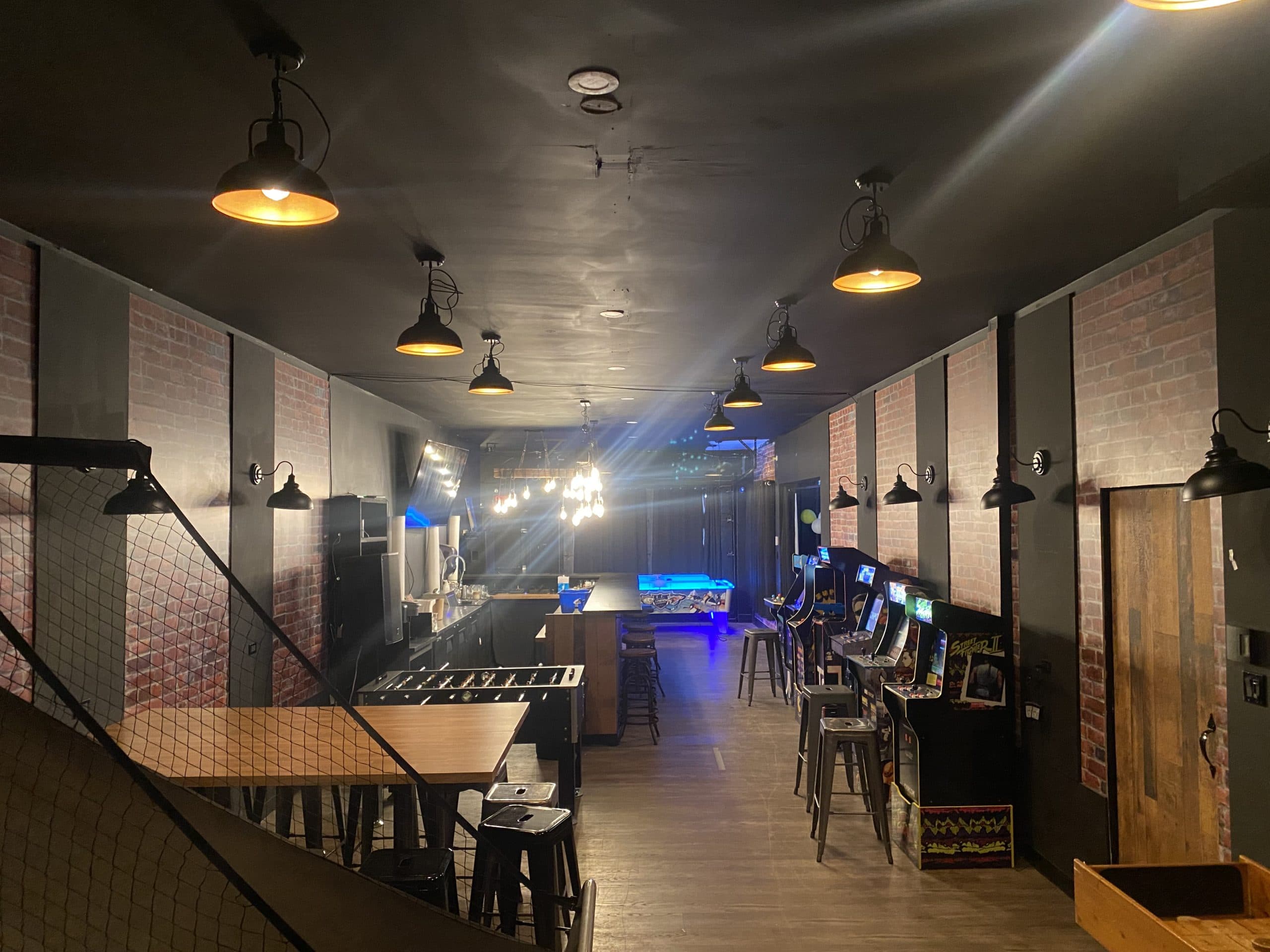 Salle ludique avec bar spacieux et convivial